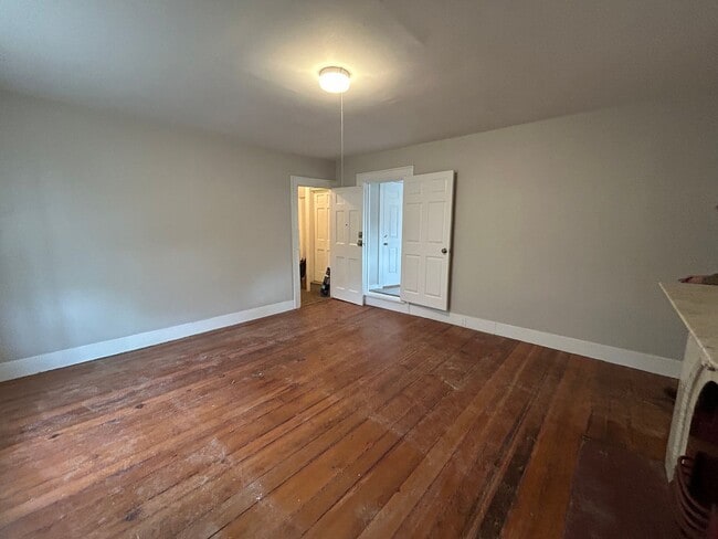 Building Photo - Walnut Street (246) - S