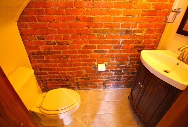 Building Photo - Hunter Ave 1045-1047 GW2