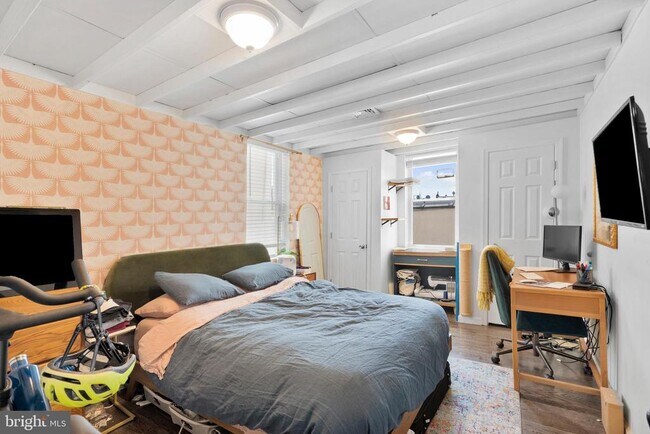 Building Photo - 530 Bainbridge St