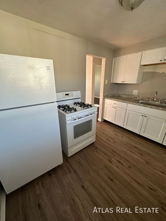 Building Photo - 1 Bed Apartment w/ Private Backyard! - Bac...