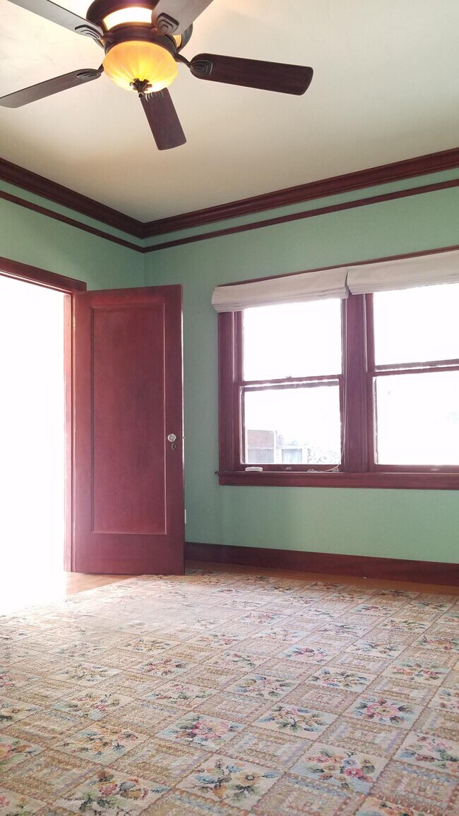 Building Photo - 515 5th St