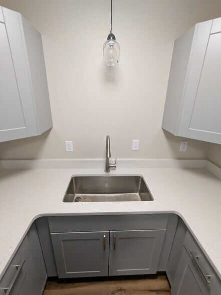 Building Photo - 645 Easton Pky