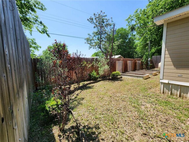 Building Photo - 922 Ashwood Dr