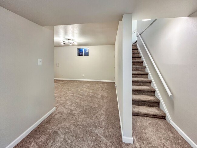 Building Photo - $0 DEPOSIT OPTION. 4 BED 3 BATH IN HAMPDEN HEIGHTS!