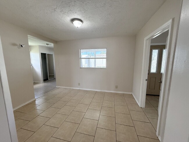 Building Photo - "Charming 2-Bedroom, 2-Bath Oasis with 1400 Sq Ft of Comfort in Port Richey!"