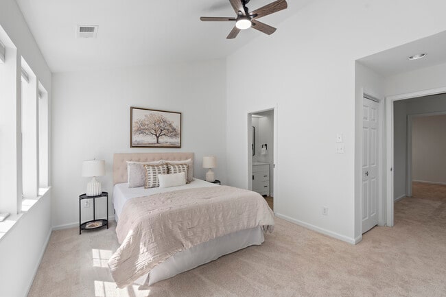 Building Photo - 9231 Kings Canyon Dr