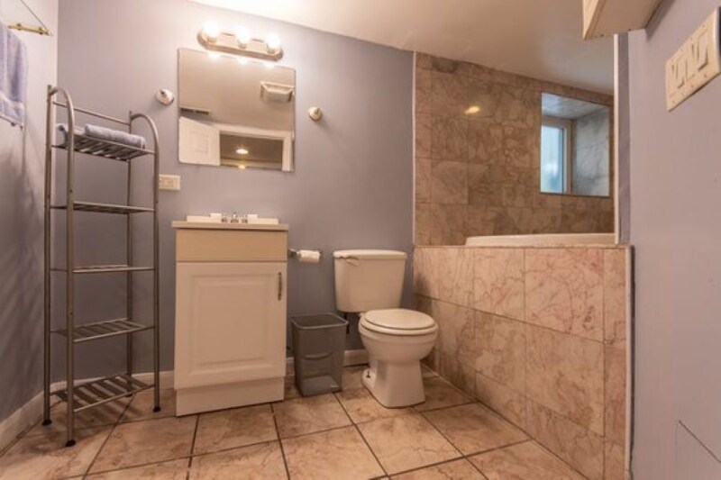 Building Photo - 3849 W School St