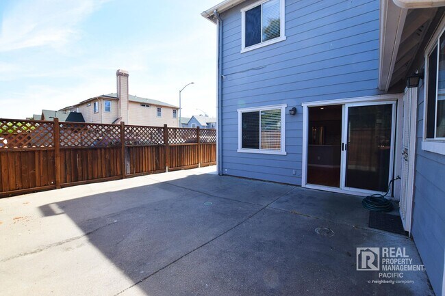 Building Photo - Newly Renovated 4 Bedroom with Parking