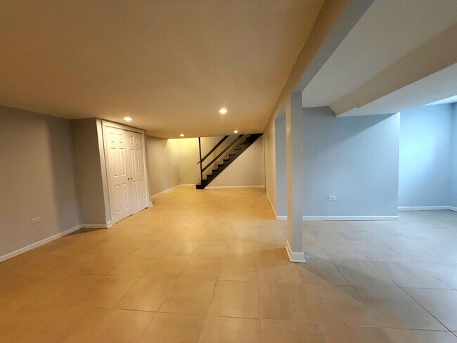 Building Photo - 1724 Hall Pl