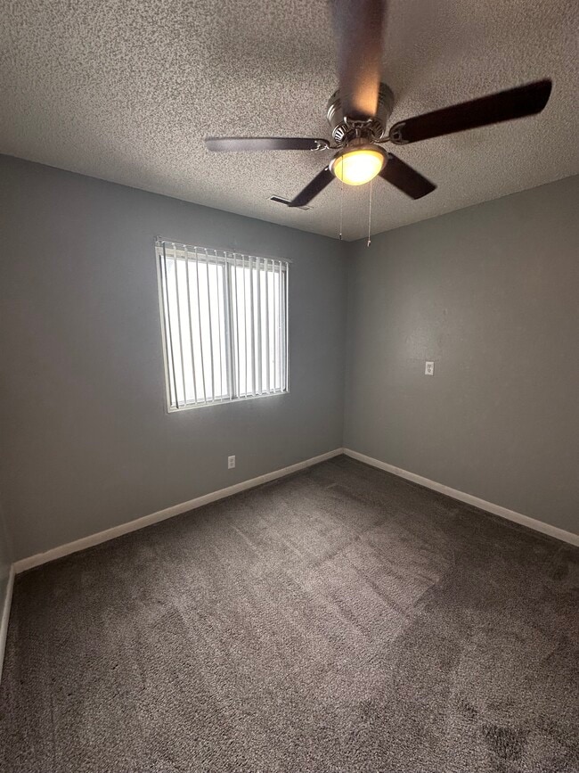 Building Photo - 1627 W Maple St