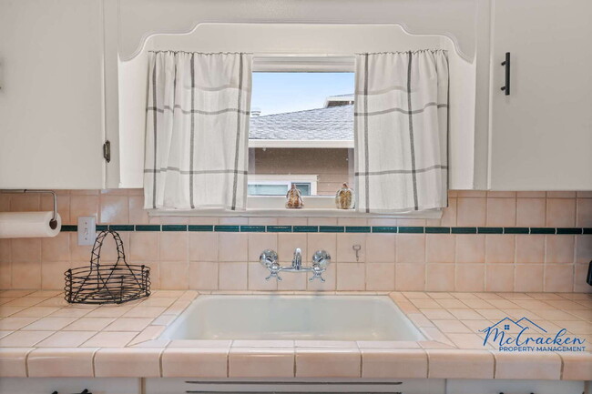 Building Photo - Charming 2-Bedroom Cottage with Modern Com...