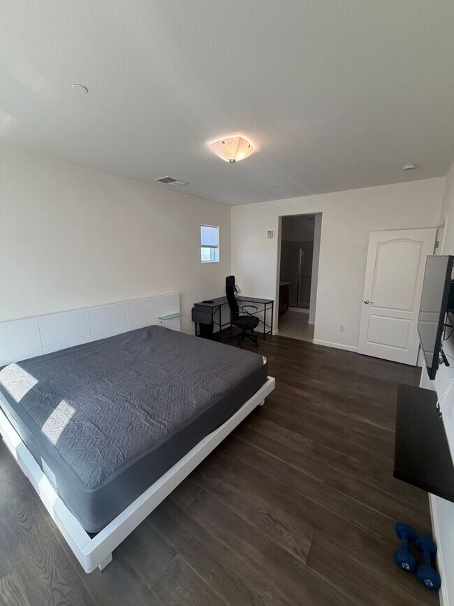 Building Photo - 401 S Hummingbird Ln