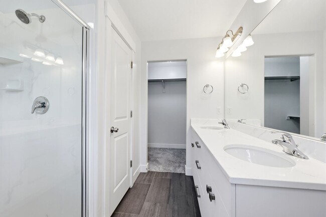 Building Photo - Waters Edge Townhome