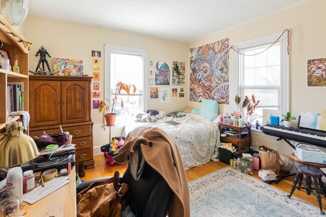 Building Photo - NO BROKER FEE!  SPACIOUS AND BRIGHT BRIGHTON CTR 5 BED/3 BATH AVAIL 9/1