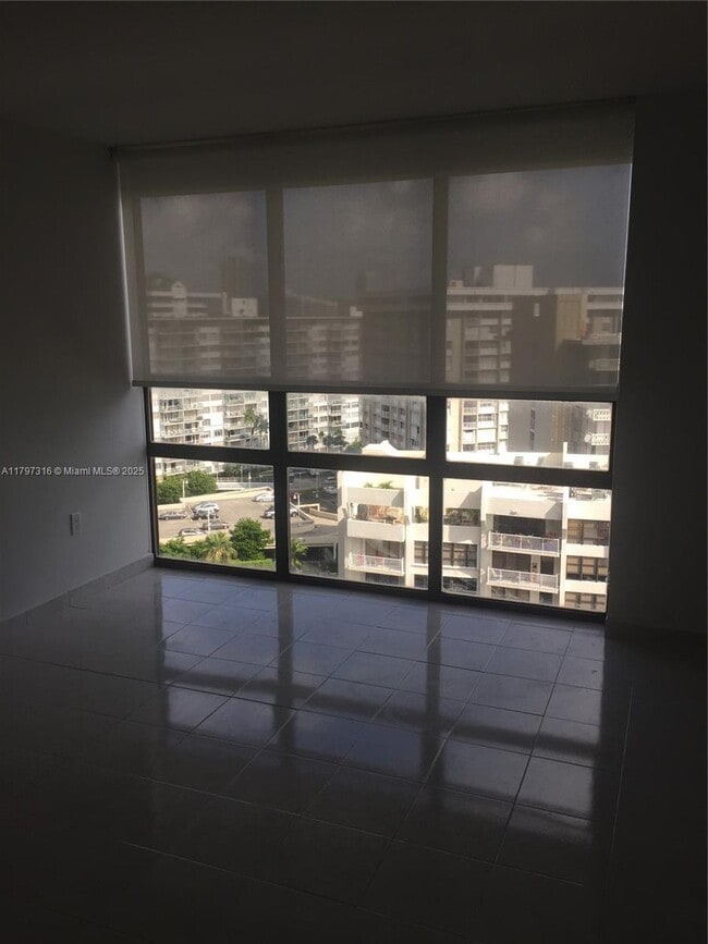 Building Photo - 1450 Brickell Bay Dr