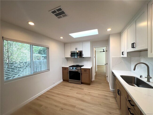 Building Photo - 8122 Belford Ave