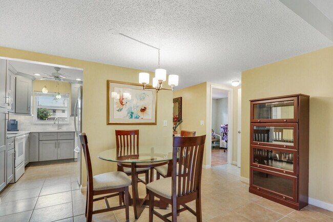 Building Photo - 18081 SE Country Club Dr