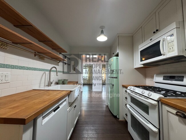 Building Photo - 2 Sea View Ave