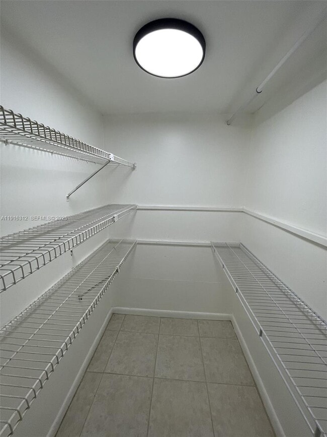 Building Photo - 2652 Riverside Dr