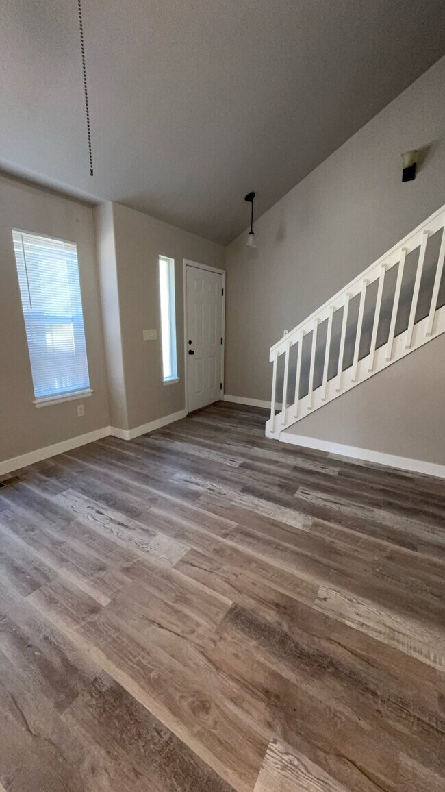 Building Photo - 4 bedroom - Montero