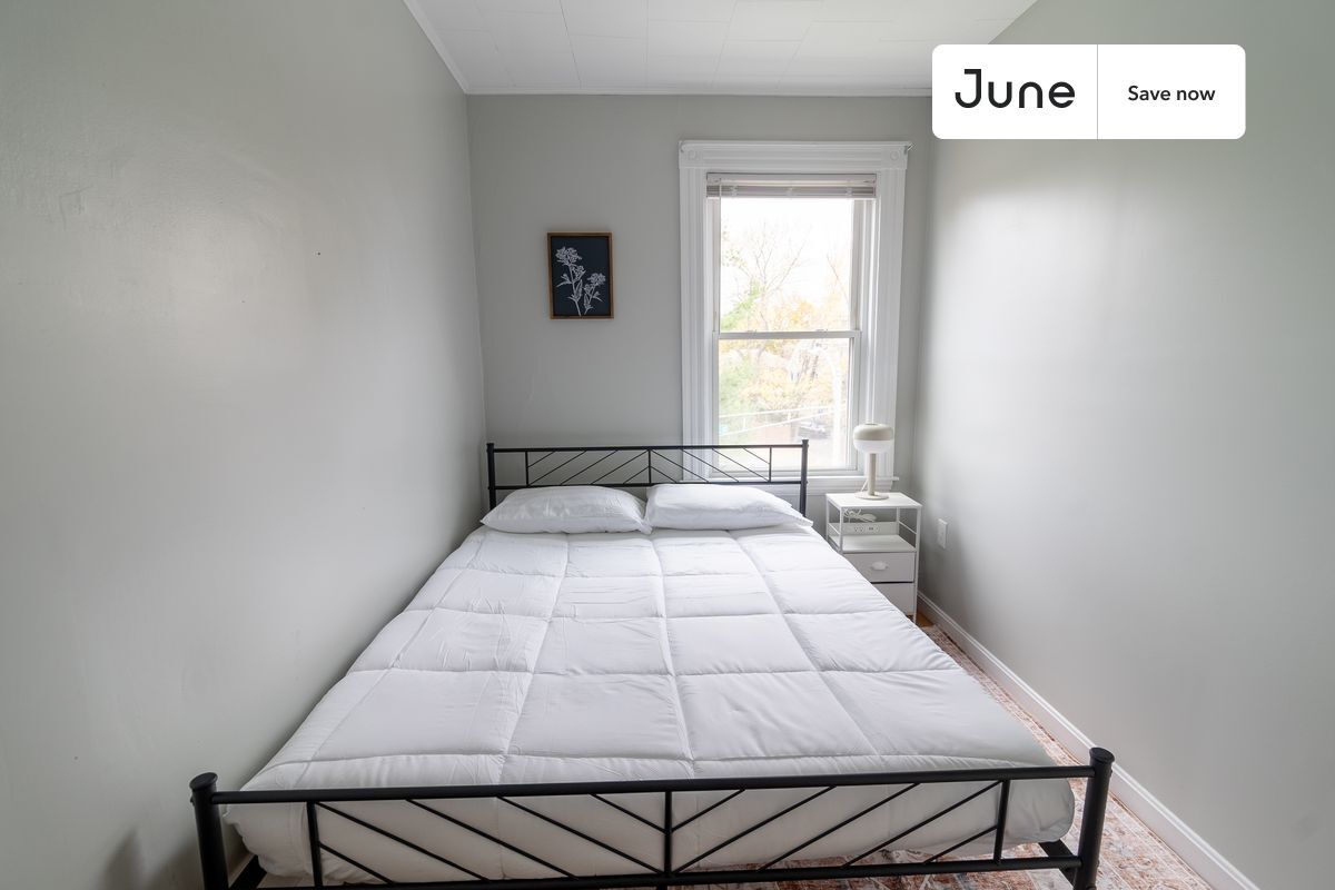 Building Photo - 2 Sherman St