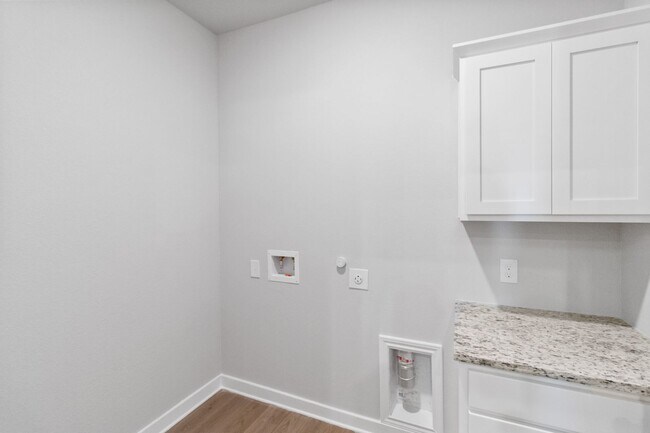 Building Photo - Beautifully 4 bedroom Townhome in Buda- Emma Park