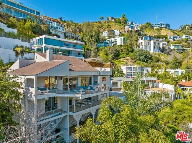 Building Photo - 8614 Hollywood Blvd