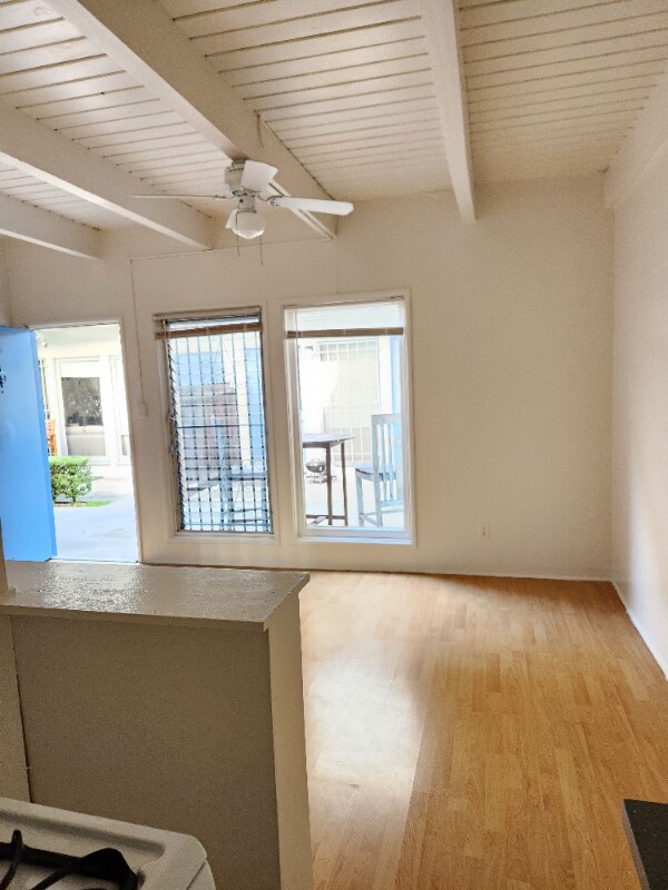 Building Photo - 1909 Beachwood Dr