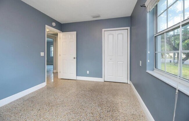 Building Photo - 2127 26th Ave S