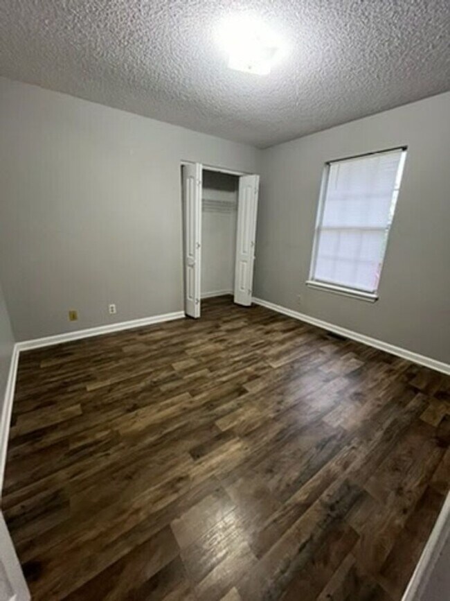 Building Photo - Adorable Oak Grove Home