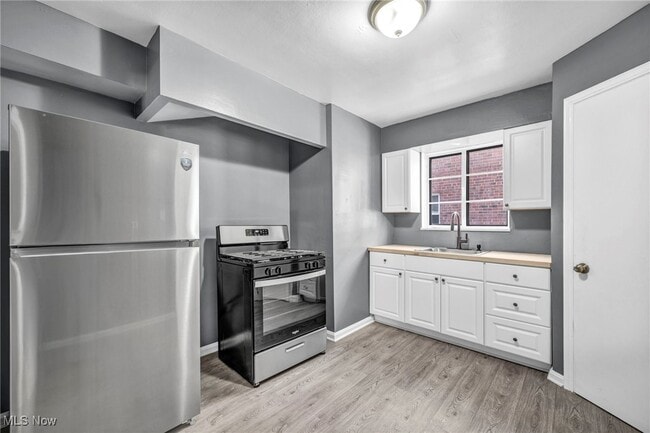 Building Photo - 422 E 222nd St