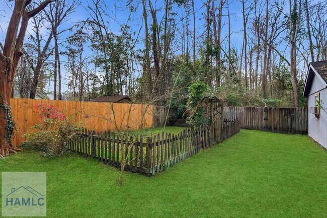 Building Photo - 405 Club Dr