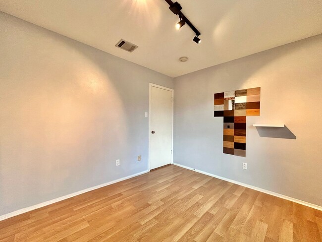 Building Photo - Comfortable & Nice 3BR / 2BA One-Level Home — Garage, Yard & Laundry Room