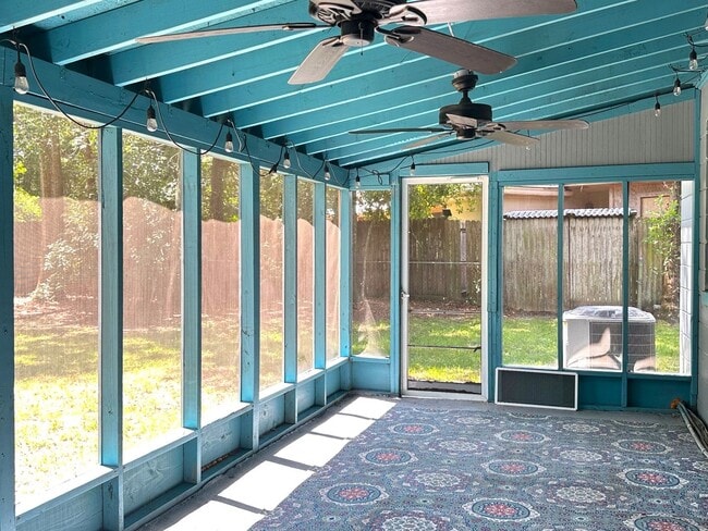 Building Photo - On Island, Close to Historic District & Be...