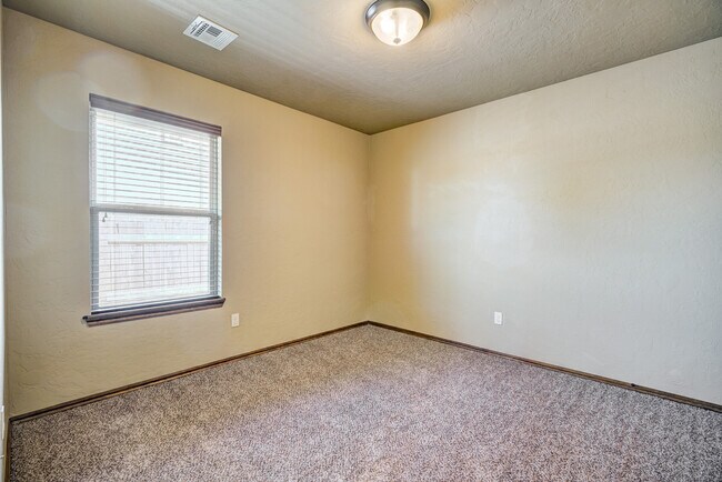 Building Photo - 1713 Pinewood Dr