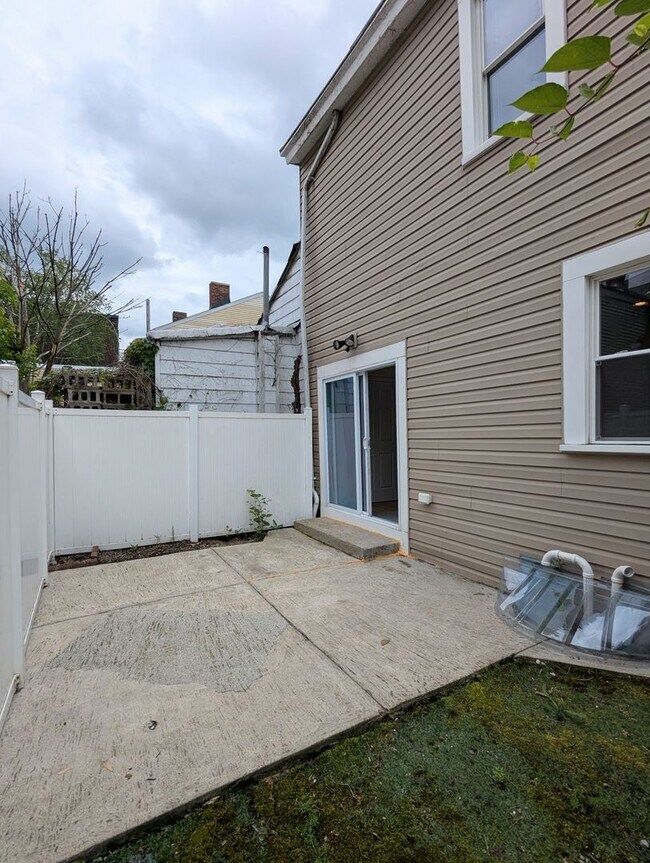 Building Photo - Spacious 2 Bedroom, 2.5 Bathroom Single Family Home (South Side Flats)