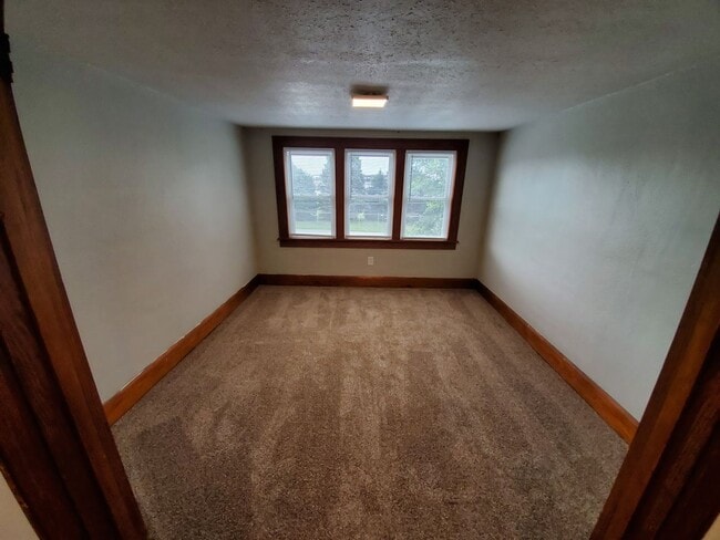 Building Photo - Large 3 Bedroom Home near Iowa State Fairg...