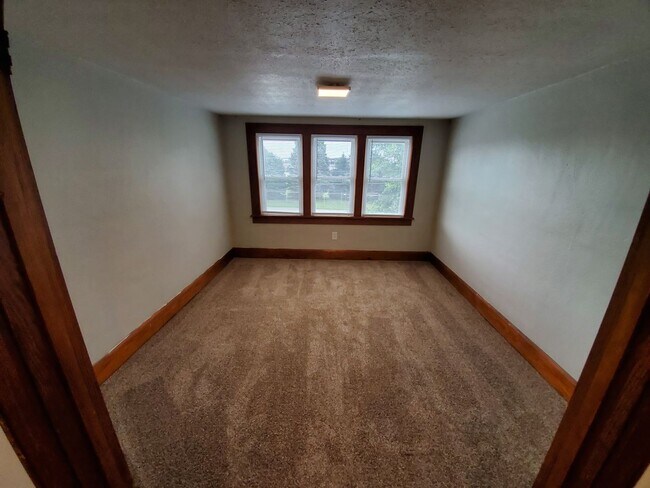 Building Photo - Large 3 Bedroom Home near Iowa State Fairgrounds!