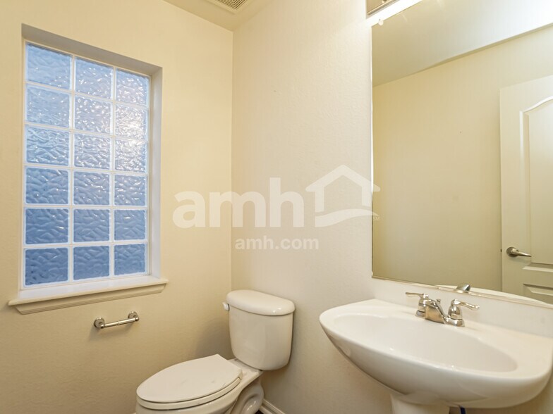 Building Photo - 1852 Quartz St