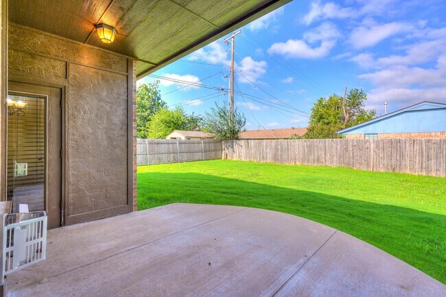 Building Photo - AVAILABLE THE END OF APRIL! 3 OR 4 BDRM, 2 BATHRM, 2 CAR & STORM SHELTER