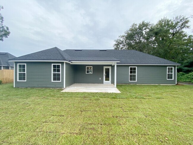 Building Photo - 4 bedrooms, 2 baths in Hahira/North Lowndes County. Fenced in Backyard! LVP THROUGHOUT!