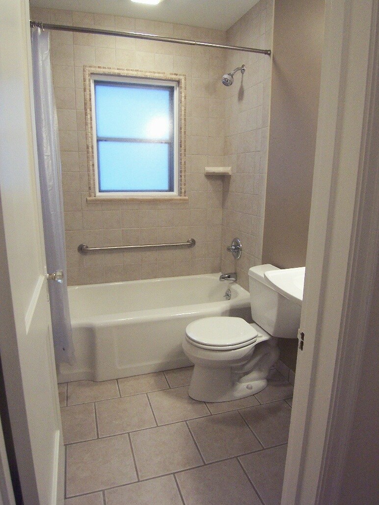 Bath, with ceramic tile - 4442 Caroline Ave