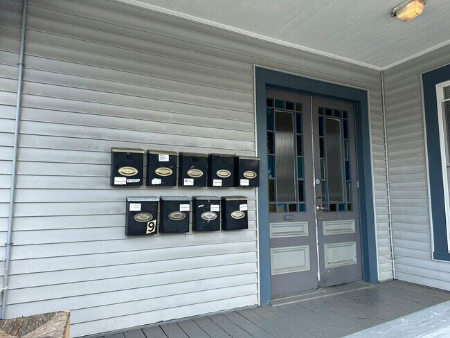 Building Photo - 319 Hanover St