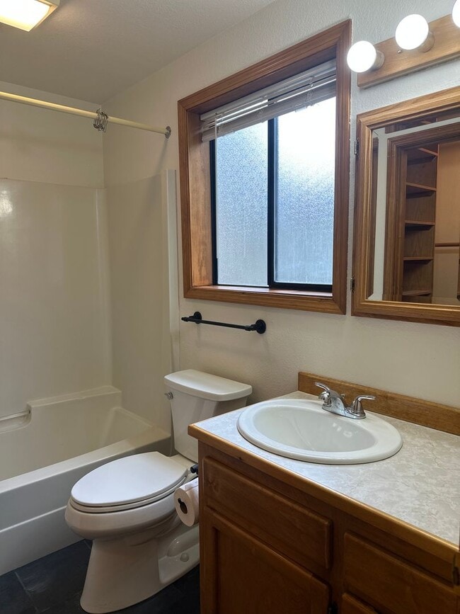 Building Photo - Updated SW Bend Home with Large Backyard!