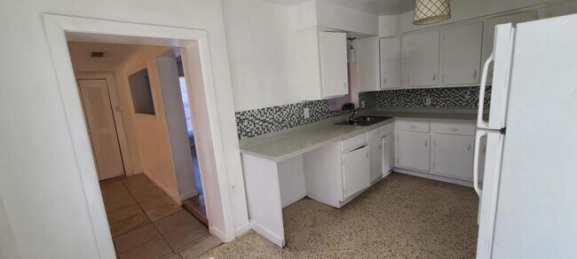 Building Photo - 2027 BENTLEY ST