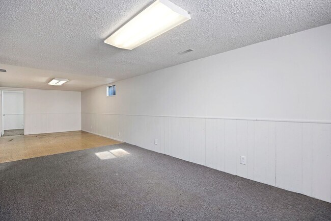 Building Photo - 1642 Bel-Air Cir