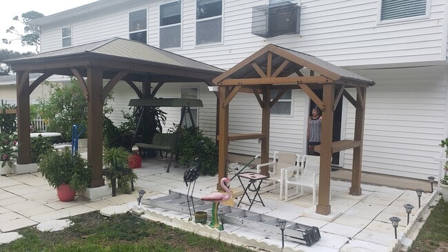 Building Photo - 486 Pinewood St