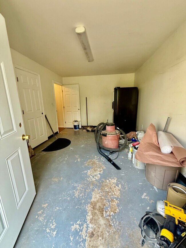 Building Photo - Unique Horse property with 2 units