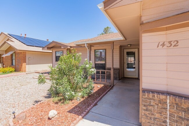 Building Photo - 3 Bedroom 2 Bath Home