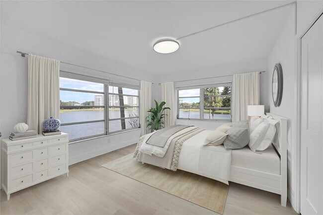 Building Photo - 2801 N Palm Aire Dr